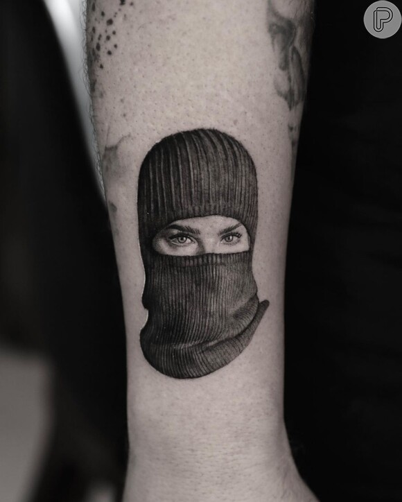 Bruno Gagliasso fez uma tatuagem em homenagem à mulher, Giovanna Ewbank