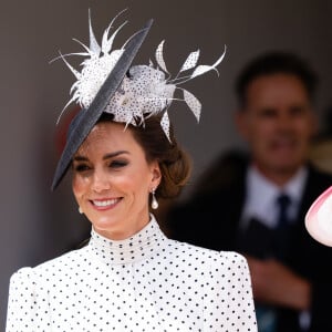 Kate Middleton elegeu um vestido polka dot para um evento beneficente com o objetivo de arrecadar fundos para pessoas em situação de rua e de miséria no Reino Unido