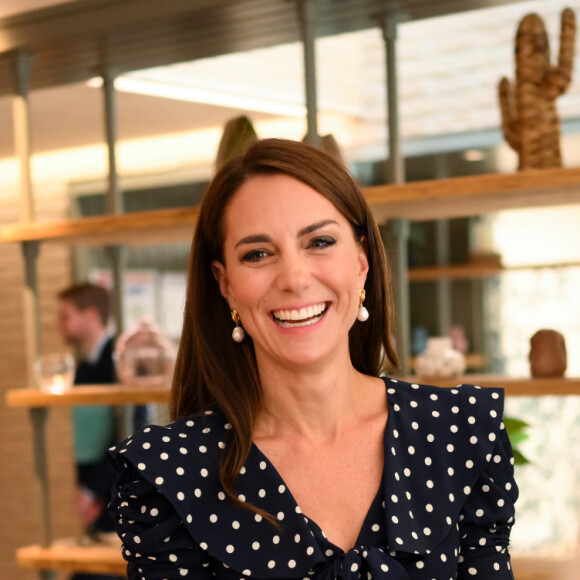 Kate Middleton usou outro vestido polka dot dias depois, dessa vez, para a inauguração de uma iniciativa que visa ajudar mulheres no sistema judiciário