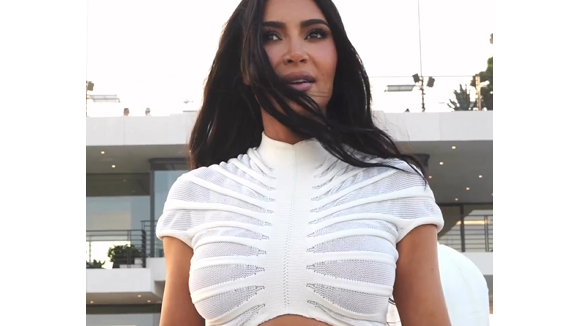 Kim Kardashian elege look all white de R$ 30 mil em festa com Beyoncé, Justin Bieber e mais celebs