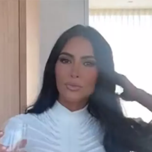 Kim Kardashian: look all white usado em festa de bilionário chega a R$30 mil