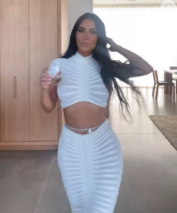 Kim Kardashian: look all white usado em festa de bilionário chega a R$30 mil