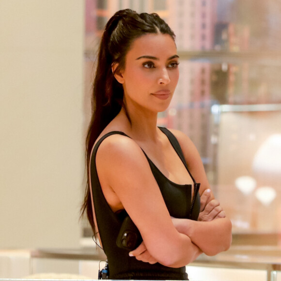 Kim Kardashian se assusta com espírito em foto postada no Instagram