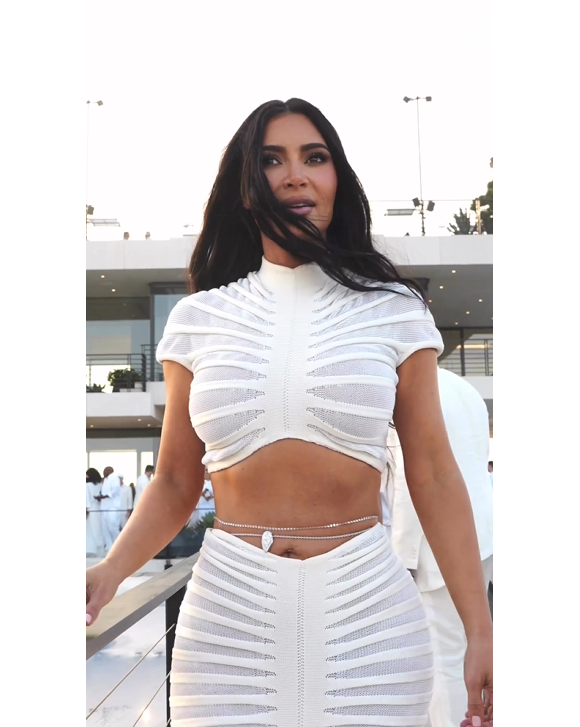 Kim Kardashian sobre espírito na sua nova foto do Instagram: 'Estou surtando ao perceber a mulher na janela'
