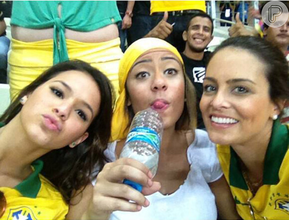 Bruna Marquezine e Rafaella Santos, irmã de Neymar: em 2013, os laços se estreitaram e as cunhadas viraram amigas. Elas assistiram a jogos do Brasil e curtiram baladas juntas