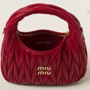 Bruna Biancardi usa bolsa da Miu Miu de R$ 15.500 em ida ao médico