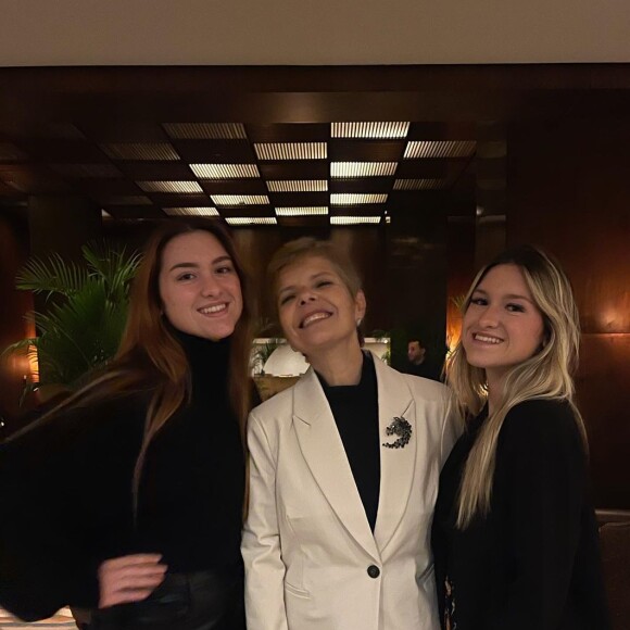 Filha de Gugu Liberato, Sofia Liberato em foto com a irmã, Marina, e com a mãe, Rose Miriam, que também tem uma irmã gêmea