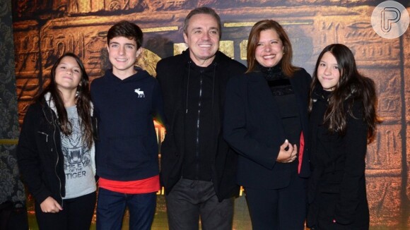 Sofia Liberato em foto com os pais, Gugu Liberato e Rose, e os irmãos, Marina e João Augusto