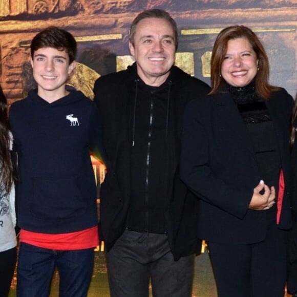 Sofia Liberato em foto com os pais, Gugu Liberato e Rose, e os irmãos, Marina e João Augusto