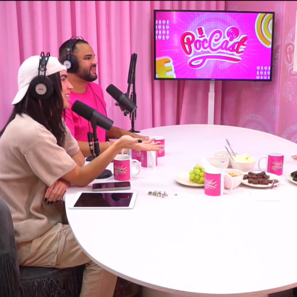 MC Mirella, grávida, participa do "PocCast"