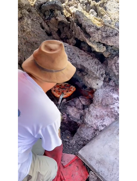 Pessoas vão até vulcão ativo na Guatemala para comer pizza feita em lava