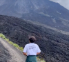 Aventureiros encaram tempo frio e perigo de vulcão ativo para comer pizza assada em lava