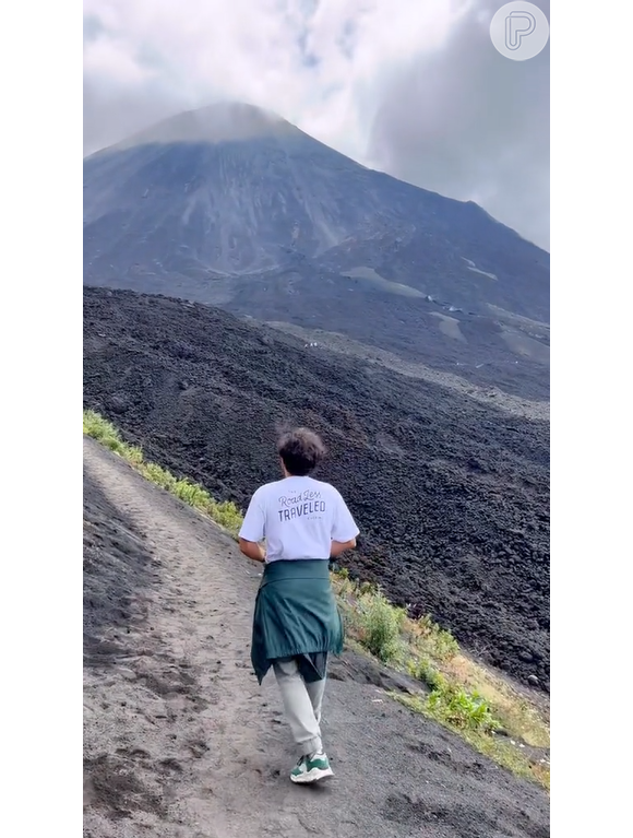 Aventureiros encaram tempo frio e perigo de vulcão ativo para comer pizza assada em lava