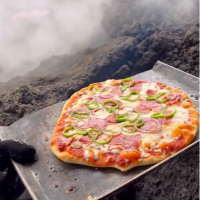 Pizza assada em vulcão ativo é a nova moda das redes! Toparia essa aventura?