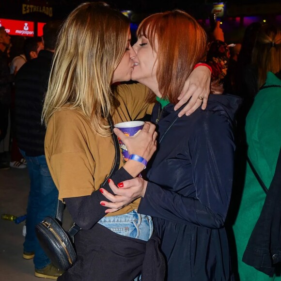 Titi Müller deu um beijão na namorada durante o evento