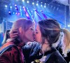 Anúncio do namoro teve direito a beijão em evento