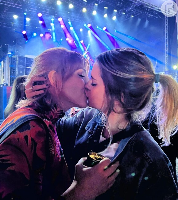 Anúncio do namoro teve direito a beijão em evento