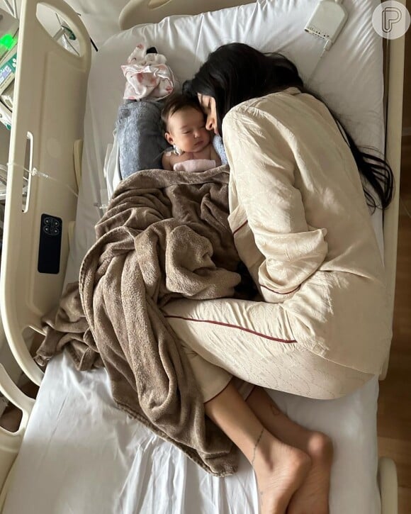 Thaila Ayala passou todo o tempo no hospital com a filha