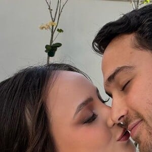 Larissa Manoela completou um ano de namoro com o ator André Luiz Frambach.