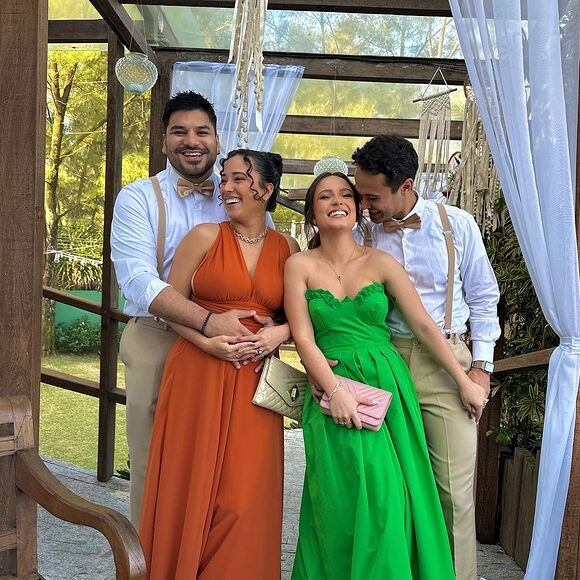 Larissa Manoela, André Luiz Frambach e amigos no casamento. 