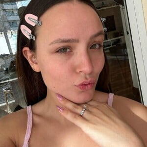 Larissa Manoela foi uma das madrinhas do casamento e escolheu um vestido que reassou a cor dos seus olhos