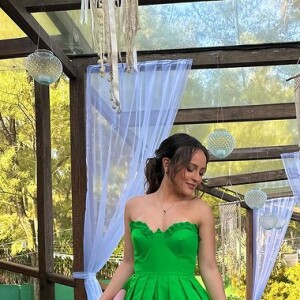 Larissa Manoela usou um vestido verde para ser madrinha do casamento de amigos.