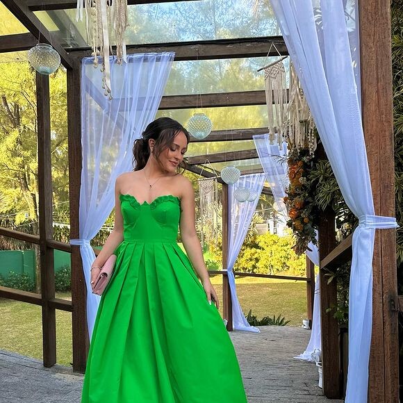Larissa Manoela usou um vestido verde para ser madrinha do casamento de amigos.