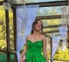 Larissa Manoela usou um vestido verde longo para ser madrinha do casamento de Veronica Oliveira.