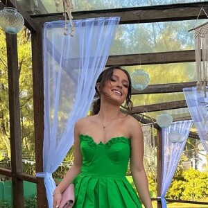 Larissa Manoela usou um vestido verde longo para ser madrinha do casamento de Veronica Oliveira.