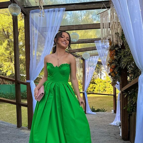 Larissa Manoela usou um vestido verde longo para ser madrinha do casamento de Veronica Oliveira.