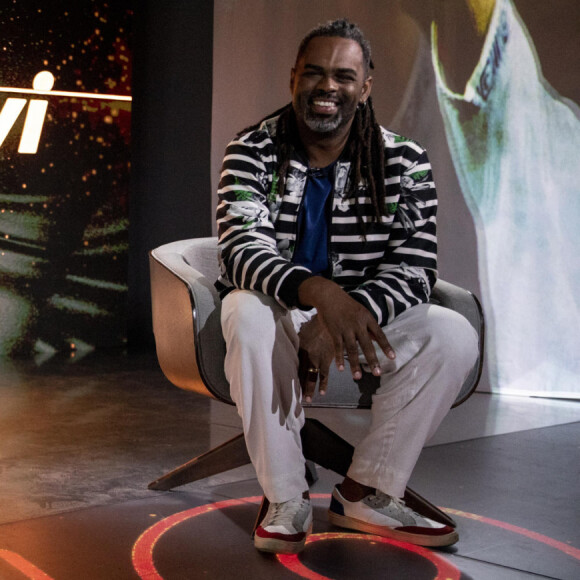 Manoel Soares foi acusado de 'assédio' e por isso teria sido demitido da Globo, mas o apresentador nega tal acusação.