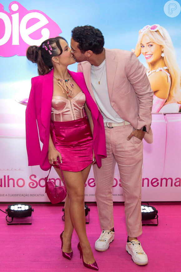 Larissa Manoela e o noivo, André Luiz Frambach, se beijaram em pré-estreia do filme 'Barbie'