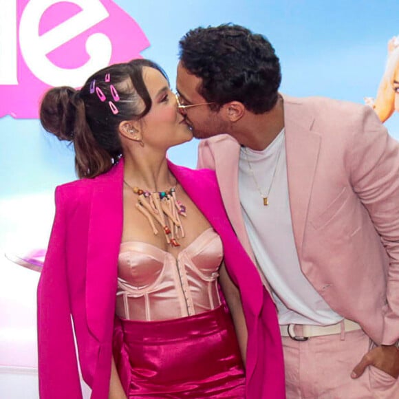 Larissa Manoela e o noivo, André Luiz Frambach, se beijaram em pré-estreia do filme 'Barbie'