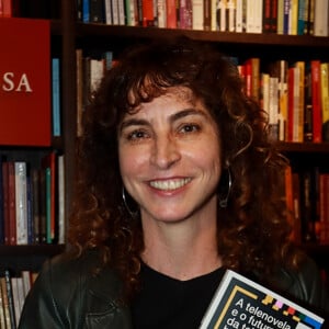 Bella Campos não foi clicada no lançamento de livro de Rosane Svartman, autora da novela 'Vai na Fé'