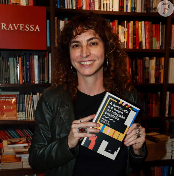 Bella Campos não foi clicada no lançamento de livro de Rosane Svartman, autora da novela 'Vai na Fé'