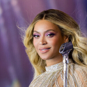 Beyoncé anuncia pré-venda de perfume criado e desenhado pela própria cantora
