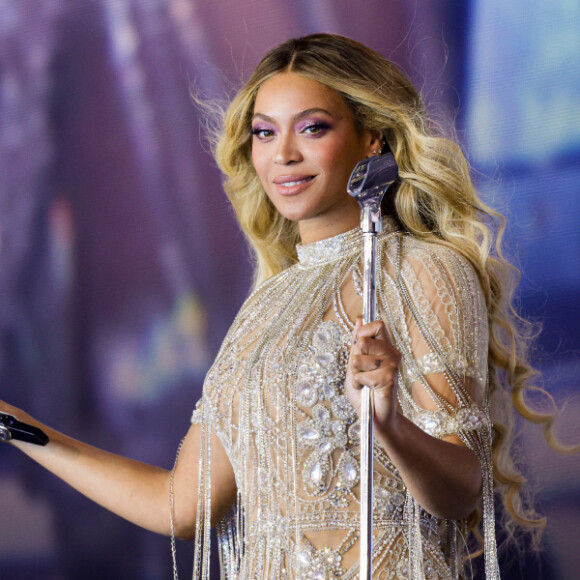 Beyoncé anuncia pré-venda de perfume criado e desenhado pela própria cantora