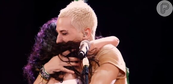 RBD Live in Rio: um momento inesquecível é o da fã invadindo o palco e abraçando Christian