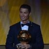 Cristiano Ronaldo foi premiado pela terceira vez com a Bola de Ouro e disse que quer alcançar Lionel Messi, vencedor por quatro vezes