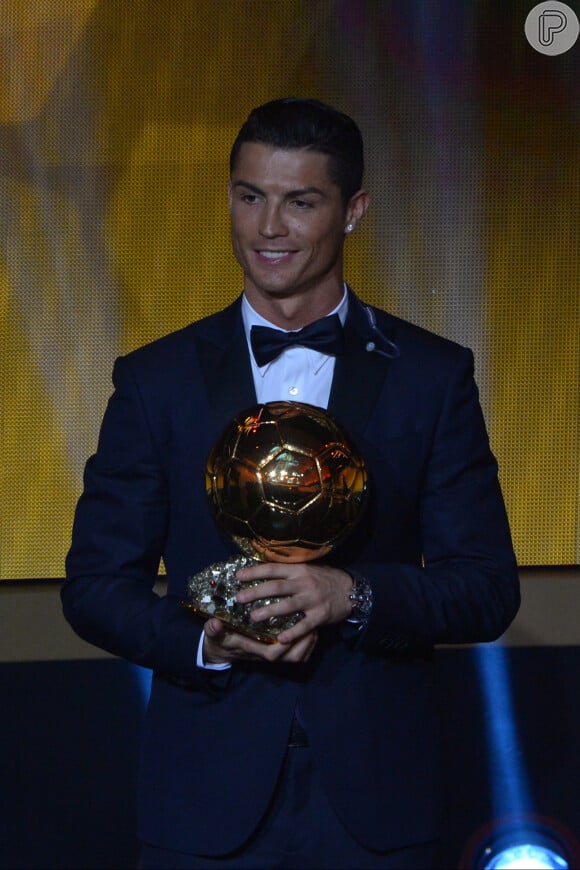 Cristiano Ronaldo foi premiado pela terceira vez com a Bola de Ouro e disse que quer alcançar Lionel Messi, vencedor por quatro vezes