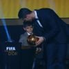 Cristiano Ronaldo deu um beijo no filho, Cristiano Junior, após receber o troféu