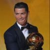 Cristiano Ronaldo foi premiado pela terceria vez com a Bola de Ouro e diz que quer alcançar Lionel Messi, vencedor por quatro vezes