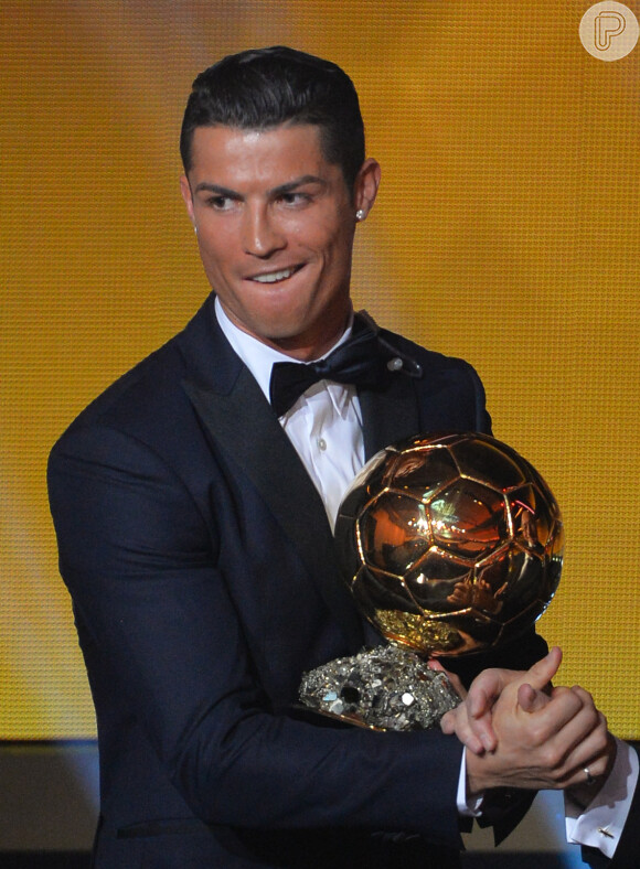 Cristiano Ronaldo foi premiado pela terceria vez com a Bola de Ouro e diz que quer alcançar Lionel Messi, vencedor por quatro vezes