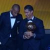O prêmio Bola de Ouro foi entregue a Cristiano Ronaldo pelo francês Thierry Henry