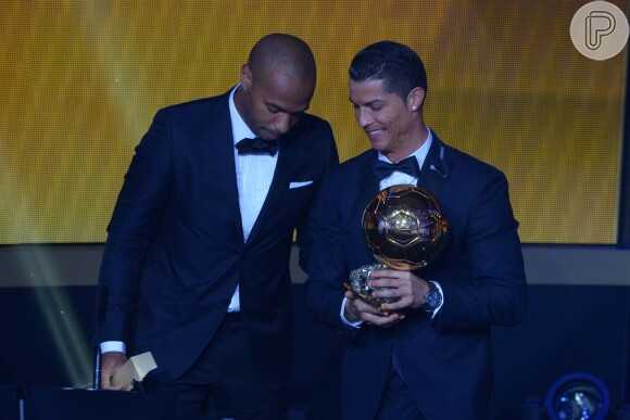 O prêmio Bola de Ouro foi entregue a Cristiano Ronaldo pelo francês Thierry Henry