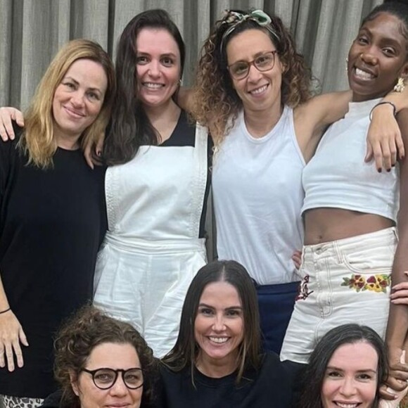 Globo definiu que será o elenco do remake 'Elas por Elas' que terá: Deborah Secco, Karine Teles, Maria Clara Spinelli, Késia Estácio, Moniza Iozzi, Thalita Carauta e Isabel Teixeira.