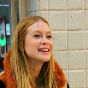 Marina Ruy Barbosa não se desgrudou do seu smartphone ao embarcar em aeroporto do Rio