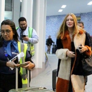 Marina Ruy Barbosa teve ajuda para empurrar sua bagagem no aeroporto Santos Dumont, no Rio de Janeiro