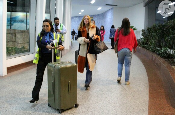 Marina Ruy Barbosa teve ajuda para empurrar sua bagagem no aeroporto Santos Dumont, no Rio de Janeiro