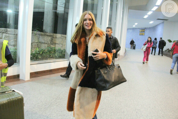 Marina Ruy Barbosa apostou em casaco fur free fur da grife Stella McCartney